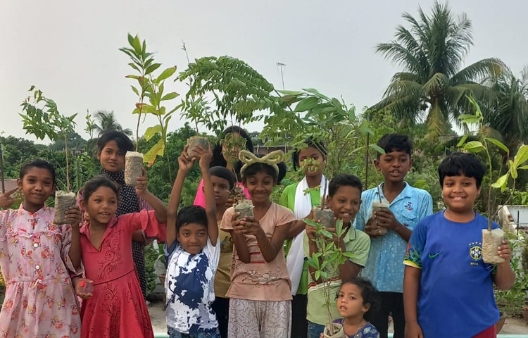 গাছ পেয়ে বেশ খুশি কোমলমতি শিশুরা। ছবি: জাগো নিউজ