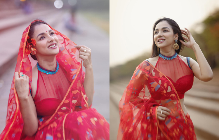 তবে এবার লাল জামদানি শাড়িতে হাস্যোজ্জ্বল রূপে ধরা দিয়েছেন এই অভিনেত্রী। ছবি: ফেসবুক