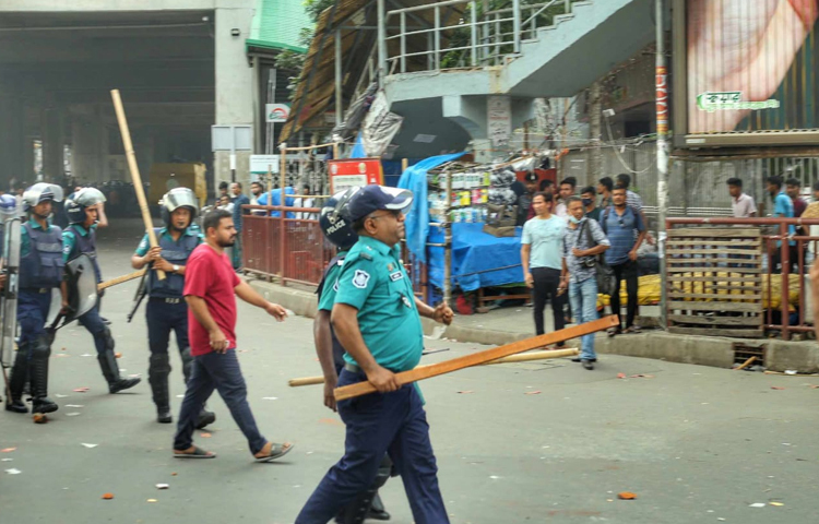 পরিস্থিতি সামাল দেওয়ার চেষ্টা করছেন পুলিশ সদস্যরা। ছবি: মাহবুব আলম