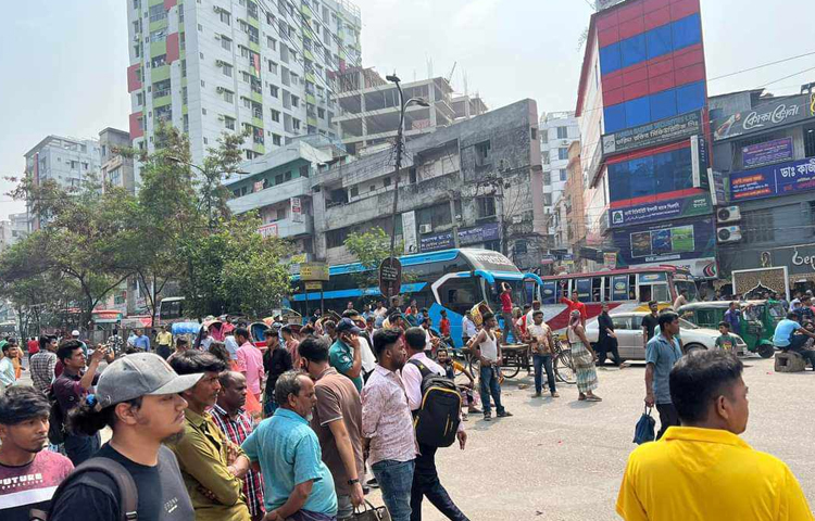 রামপুরা থানার ওসি মো. মশিউর রহমান বলেন, আজ সকালে অটোরিকশা চালানোর দাবিতে চালকরা রাস্তায় নামেন। এখন পর্যন্ত তারা সড়ক অবরোধ করে রেখেছে। তীব্র যানজটের সৃষ্টি হয়েছে। ছবি: তৌহিদুজ্জামান তন্ময়
