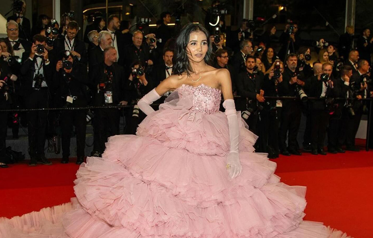 সামাজিক যোগাযোগ মাধ্যমে তিনি এই সেলাই মেশিনে কাজ করার পর্যায়গুলো পোস্টও করেছেন। এদিন ম্যাচিং গ্লাভস পরেছেন ন্যান্সি। ছবি: ইনস্টাগ্রাম