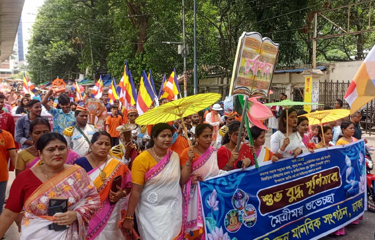 অনুষ্ঠান উদ্বোধনের পর অধ্যাপক ডা. উত্তম কুমার বড়ুয়া অতিথি, নিরাপত্তা বাহিনী, সাংবাদিক, বৌদ্ধ ধর্মাবলম্বীসহ উপস্থিত সবার প্রতি কৃতজ্ঞতা জ্ঞাপন করেন। ছবি: হাসান আলী