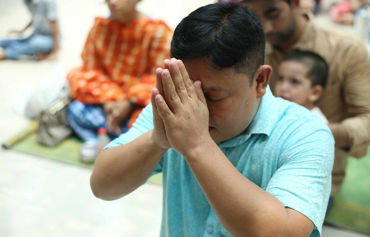 বৈদিক পঞ্জিকা অনুযায়ী আজ সন্ধ্যা ৬টা ৪৭ মিনিটে শুক্লপক্ষের বৈশাখী পূর্ণিমা তিথি শুরু হবে, শেষ হবে বৃহস্পতিবার সন্ধ্যা ৭টা ২২ মিনিটে। ফলে উদয়া তিথিতে এই পূর্ণিমা আগামীকাল পালন করবেন অনেকে। এ দিন স্নান-দান করা হবে। তবে যারা চন্দ্র অর্ঘ্য দেন ও ব্রত পালন করেন তারা আজ পূর্ণিমা পালন করবেন। ছবি: মাহবুব আলম