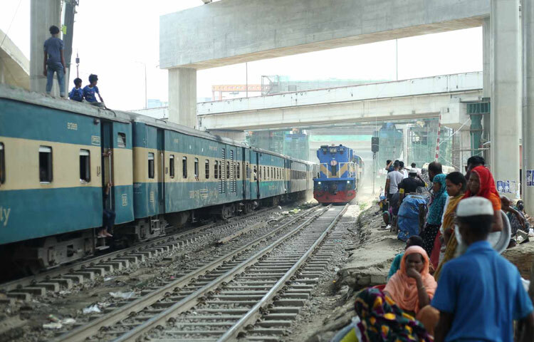 সামান্য অসতর্কতায় ঘটে যেতে পারে ছোটবড় দুর্ঘটনা। ছবি: মাহবুব আলম