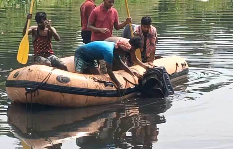আজ দুপুর ১২টার পর দ্বিতীয় দিনের মতো ভাঙড়ের কৃষ্ণমাটি এলাকার জিরানগাছা খালে তল্লাশি চালায় ভারতীয় সিআইডি ও পোলেরহাট থানার পুলিশ। ছবি: ধৃমল দত্ত