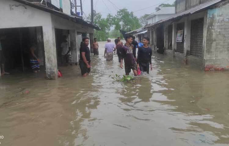 প্রবল ঘূর্ণিঝড় রিমালের প্রভাবে ক্ষয়ক্ষতির আশঙ্কায় উপকূল থেকে সরে নিরাপদ আশ্রয় নিচ্ছেন মানুষজন। ছবি: আসাদুজ্জামান মিরাজ