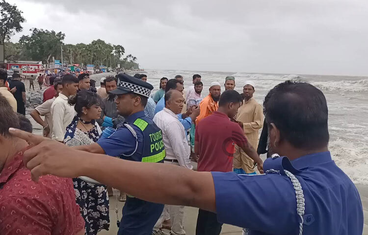 ট্যুরিস্ট পুলিশের পক্ষ থেকে বারবার সতর্ক করার পরও তারা সমুদ্রসৈকত থেকে নিরাপদ স্থানে যাচ্ছেন না। ছবি: আসাদুজ্জামান মিরাজ