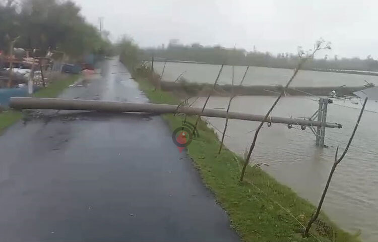 রাস্তায় ভেঙে পরেছে বিদ্যুতের খুঁটি। ছবি: আবু হোসাইন সুমন