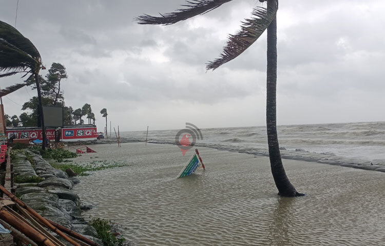 জানা গেছে, প্রবল ঘূর্ণিঝড় ‘রিমাল’ উত্তর দিকে অগ্রসর হয়ে উপকূল অতিক্রম করে বর্তমানে কয়রা ও খুলনার নিকট অবস্থান করছে। এটি আরও উত্তর দিকে অগ্রসর হয়ে ক্রমশ বৃষ্টিপাত বাড়িয়ে পরবর্তী ২-৩ ঘণ্টার মধ্যে কিছুটা দুর্বল হয়ে ঘূর্ণিঝড়ে রূপ নিতে পারে। ছবি: আসাদুজ্জামান মিরাজ