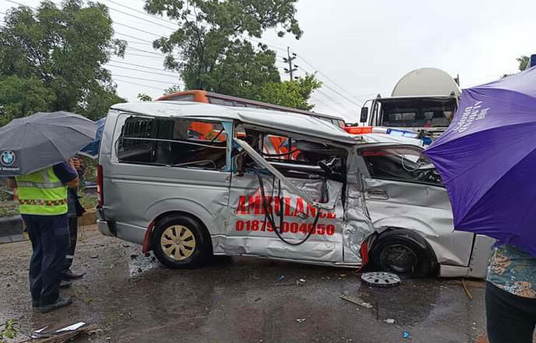 জানা গেছে, কুমিল্লায় কর্মরত অবস্থায় গোলাম মোস্তফা সড়ক দুর্ঘটনায় আহত হয়ে একটি স্থানীয় হাসপাতালে চিকিৎসাধীন ছিলেন। আজ উন্নত চিকিৎসার জন্য অ্যাম্বুলেন্সযোগে তাকে ঢাকার পঙ্গু হাসপাতালে নেওয়া হচ্ছিল। ছবি: রাশেদুল ইসলাম রাজু