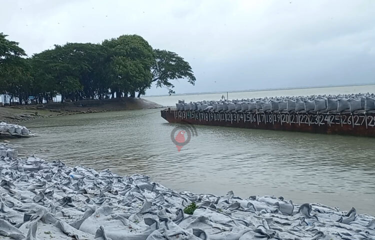 এছাড়া মেঘনার পশ্চিমাঞ্চলে চরাঞ্চলের সড়ক ও বিভিন্ন এলাকা প্লাবিত হয়েছে। ছবি: শরীফুল ইসলাম