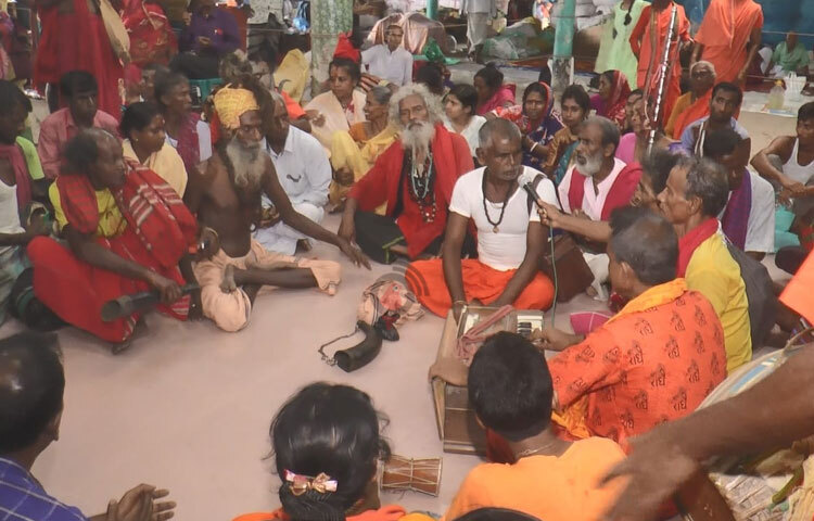 শত বছর আগে জ্যৈষ্ঠ মাসের ১৩ তারিখে ১৩ জন সাধু ১৩ সের চাল ও ১৩ টাকা নিয়ে রাজৈর উপজেলার কদমবাড়ীর দীঘিরপাড় এলাকায় ভারতের কুম্ভমেলাকে অনুসরণ করে এ মেলার আয়োজন করেন। সেই থেকে এখানে মহামানব শ্রী শ্রী গণেশ পাগল সেবাশ্রমে এ মেলা অনুষ্ঠিত হয়ে আসছে। ছবি: আয়শা সিদ্দিকা আকাশী