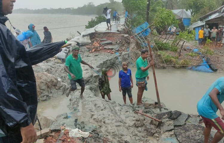 কয়েকটি উপজেলায় বাঁধ ভেঙে ২৫টি গ্রাম প্লাবিত হয়েছে। তলিয়ে গেছে সহস্রাধিক মৎস্য ঘের। ছবি: আলমগীর হান্নান