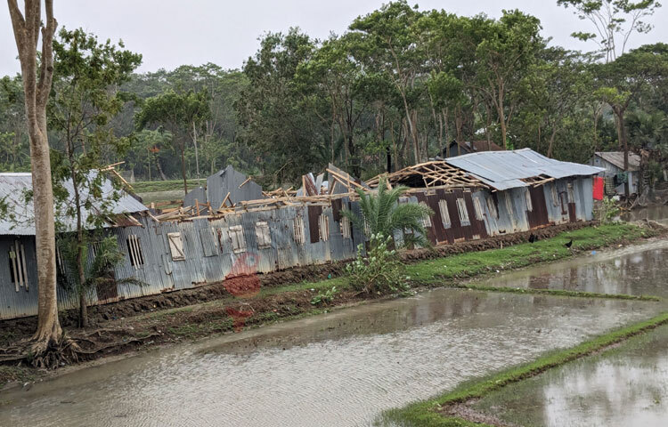 বেহাল দশা উপজেলার আন্ধারমানিক নদীর তীরে থাকা মেনহাজপুর হাক্কানী মাধ্যমিক বিদ্যালয়। ছবি: আসাদুজ্জামান মিরাজ