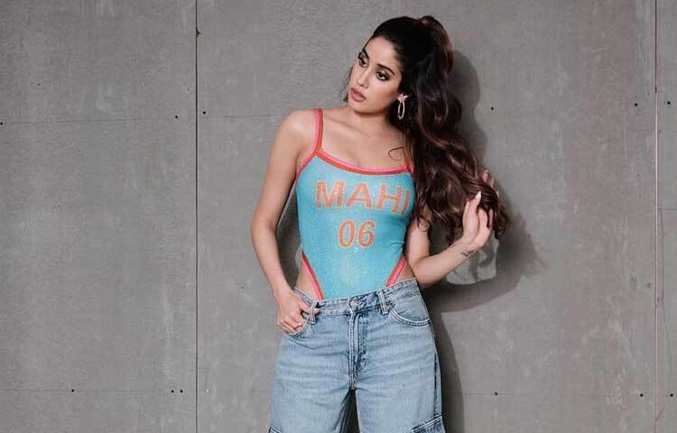 সম্প্রতি জার্সি-স্টাইলের বডিস্যুটে ধরা দিয়েছেন জাহ্নবী। সেখানেই বেশ লাস্যময়ী লাগছিল তাকে। ছবি: ফেসবুক থেকে