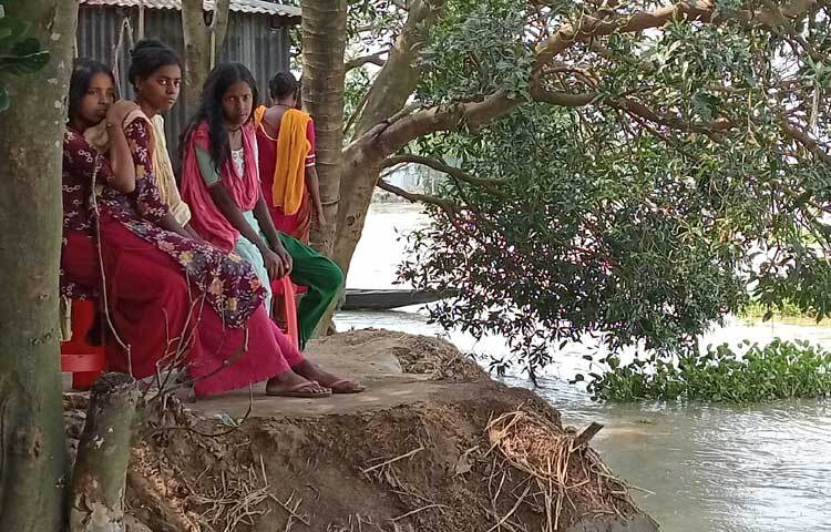 যোগাযোগ বিচ্ছিন্ন হওয়ায় ভোগান্তিতে পড়েছেন লক্ষাধিকেরও বেশি মানুষ। ছবি: লিপসন আহমেদ