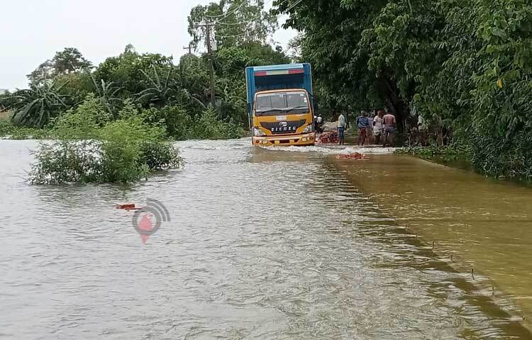 এছাড়াও বিশ্বম্ভরপুর উপজেলার দূর্গাপুর সড়ক ডুবে যাওয়ায় সুনামগঞ্জ জেলা শহরের সঙ্গে তাহিরপুর উপজেলার সরাসরি সড়ক পথে যোগাযোগ বিচ্ছিন্ন রয়েছে। পানির কারণে রাস্তার পাশে আটকে পড়েছে ছোট-বড় প্রায় ৫০টি যানবাহন। ছবি: লিপসন আহমেদ