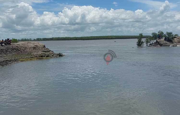 ২০২০ সালে ঘূর্ণিঝড় আম্ফানে সাতক্ষীরার শ্যামনগর উপজেলার বুড়িগোয়ালিনী ইউনিয়নের দুর্গাবাটি গ্রামের বাঁধ ভেঙে যায়। ছবি: আহসানুর রহমান রাজীব