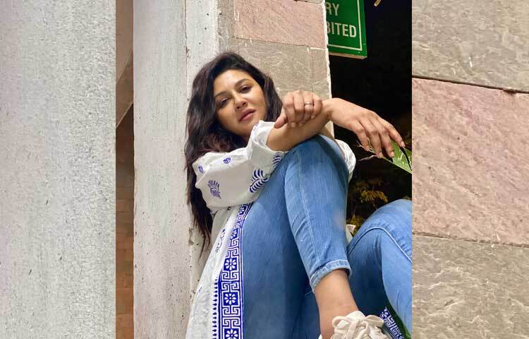 সম্প্রতি সাদা টপস আর জিন্স পরা বেশকিছু ছবি শেয়ার করেছেন জিয়া। ছবি: ফেসবুক থেকে