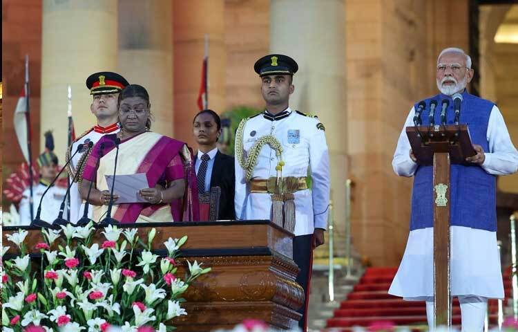 নরেন্দ্র মোদীকে শপথবাক্য পাঠ করান ভারতীয় রাষ্ট্রপতি দ্রৌপদী মুর্মু। ছবি: নরেন্দ্র মোদীর ইনস্টাগ্রাম থেকে