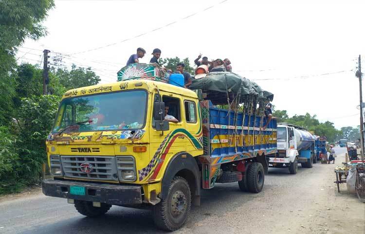 এছাড়া সড়ক ও ঘাট এলাকায় নিয়ন্ত্রণ করা হবে ছোট গাড়ি মাহেন্দ্রা, অটোরিকশা ও অবৈধ যানবাহনের দৌরাত্ম্য। অতিরিক্ত ভাড়া আদায় বা যাত্রী হয়রানি করা হলে নেওয়া হবে আইনানুগ ব্যবস্থা। ছবি: রুবেলুর রহমান