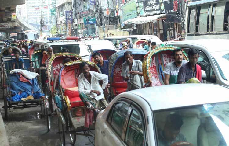 দীর্ঘ সময় যানজটে বসে বিরক্ত রিকশাচালক ও যাত্রীরা। ছবি: মাহবুব আলম