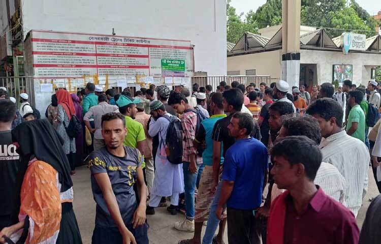 তৃতীয় ট্রেন সিলেটগামী পারাবত এক্সপ্রেস সকাল সাড়ে ৬টায় ছাড়ার কথা থাকলেও সেটি ঢাকা স্টেশন ছেড়েছে সকাল সাড়ে ৮টায়। ছবি: নাহিদ সাব্বির