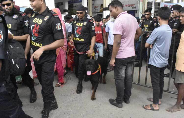 ট্রেনের জন্য অপেক্ষা করছেন যাত্রীরা। ছবি: বিপ্লব দীক্ষিত