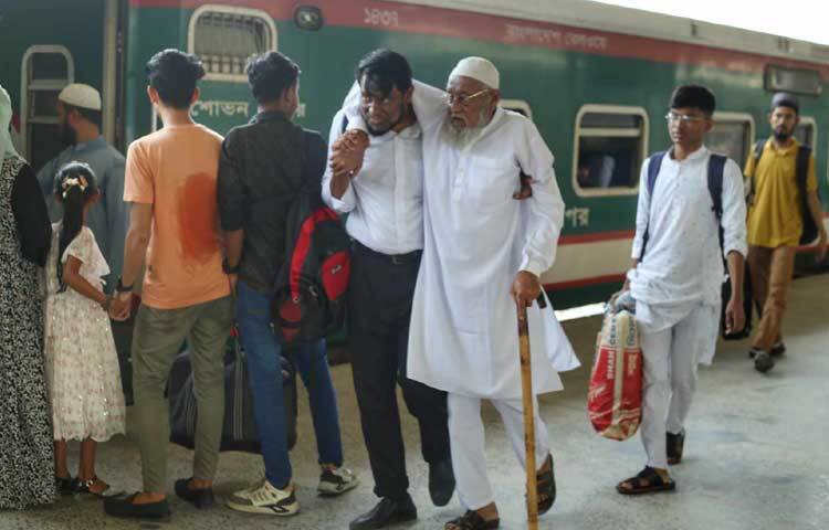 সন্তানের কাঁধে ভর করে বাড়ি ফিরছেন বৃদ্ধ বাবা। ছবি: মাহবুব আলম