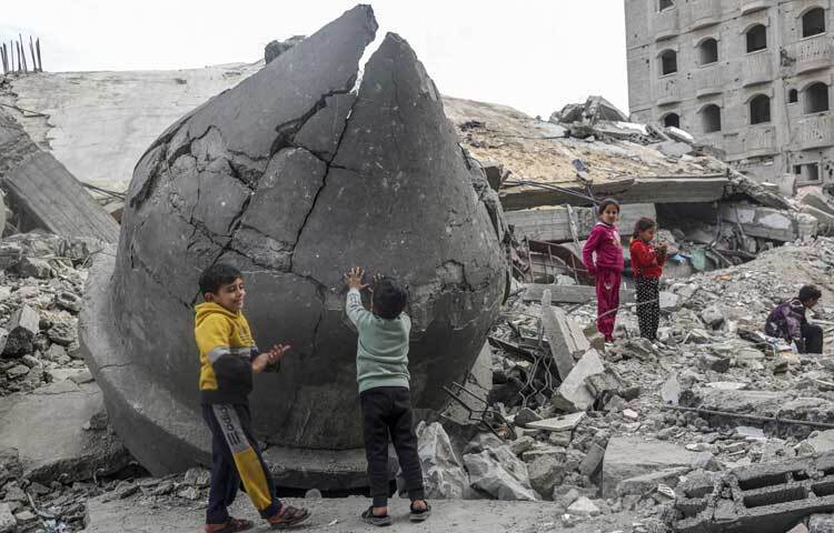 ধ্বংসস্তূপের মধ্যেই ঘুরে-বেড়াচ্ছে শিশুরা। ছবি: এএফপি