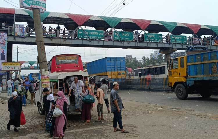 প্রিয়জনের সঙ্গে ঈদের আনন্দ ভাগাভাগি করে নিতে গ্রামের পথে ছুটছেন তারা। তবে এখনো পর্যন্ত মহাসড়কের কোথাও কোনো যানজটের খবর পাওয়া যায়নি। ছবি: রাশেদুল ইসলাম রাজু