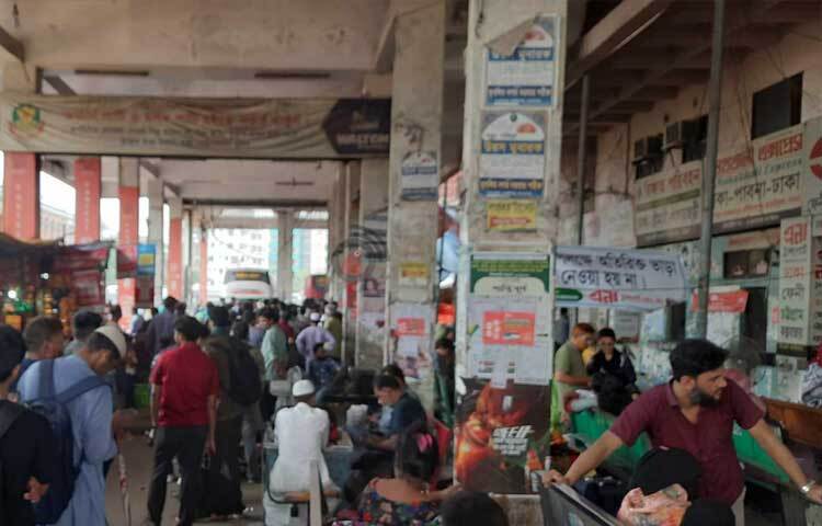 যাত্রীদের অভিযোগ, ভাড়া বাড়ানোর জন্য কাউন্টার কর্তৃপক্ষ বাসের সংকটের অজুহাত দিচ্ছে। ছবি: তৌহিদুজ্জামান তন্ময়