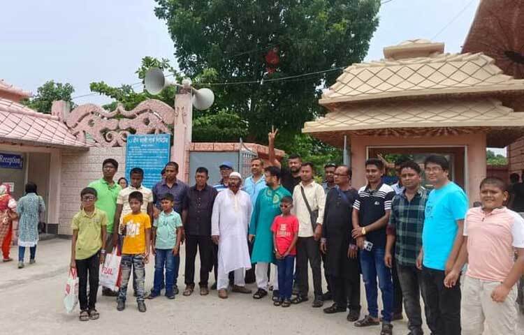 সব বয়সী দর্শনার্থী চিত্তবিনোদনের জন্য ঘুরতে আসে এই গ্রিন ভ্যাল পার্কে। ছবি: অলোক আচার্য