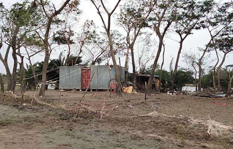 রিমালের তাণ্ডবে অর্ধশত বাড়িঘর সম্পূর্ণ বিধ্বস্ত হয়ে গেছে। চার শতাধিক বাড়িঘরের ভিটের মাটি চলে গেছে। ছবি: ইকবাল হোসেন মজনু