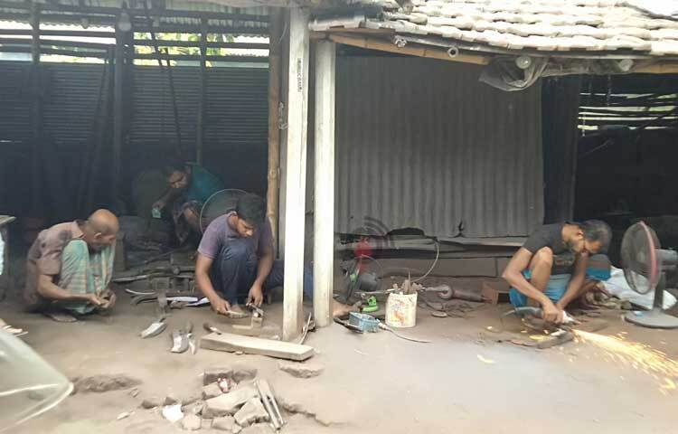 জানা গেছে, এখনও প্রায় দেড় শতাধিক কামার পরিবার খেয়ে না খেয়ে তাদের বাপ-দাদার পৈত্তিক পেশা ধরে রেখেছে। সারা বছর অলস সময় পার করলেও কোরবানির ঈদ আসলেই অধিক শ্রম দিয়ে বেশি আয়ের স্বপ্ন দেখে কামার পরিবারগুলো। ছবি: মো. জামাল হোসেন