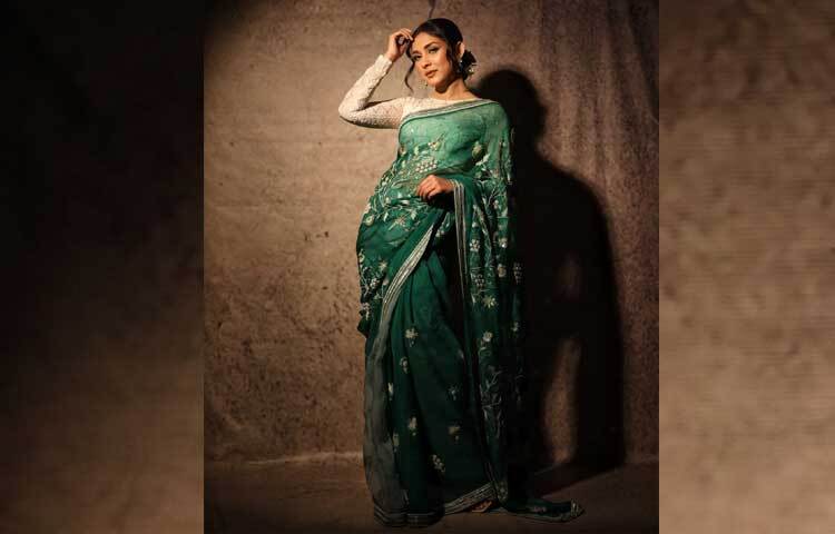 সাদা ফুলহাতা ব্লাউজের সঙ্গে বোতল গ্রিন রঙের শাড়িতে অপরূপ মেহজাবীন। ছবি: মেহজাবীনের ফেসবুক থেকে