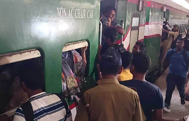 রীতিমতো যুদ্ধ করে ট্রেনে উঠতে পারলেও অতিরিক্ত ভিড়ে নিজের সিট পর্যন্ত পৌঁছাতে পারেন না অনেকে। ছবি: নাহিদ সাব্বির