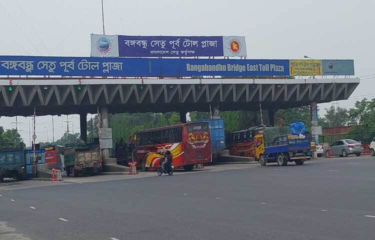 এদিকে ১৪ জুন রাত ১২টা পর্যন্ত ২৪ ঘণ্টায় ৫৩ হাজার ৭০৮টি যানবাহন পারাপার হয়। এসব যানবাহন থেকে ৩ কোটি ৮০ লাখ ৬৩ হাজার ৪০০ টাকা টোল আদায় করেছে সেতু কর্তৃপক্ষ। ছবি: আরিফ উর রহমান টগর