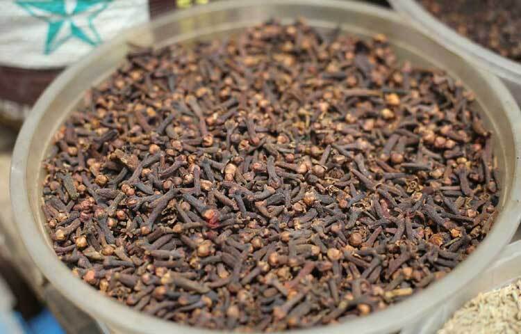 এক কেজি লবঙ্গের দাম এক হাজার ৮০০ টাকা। ছবি: মাহবুব আলম