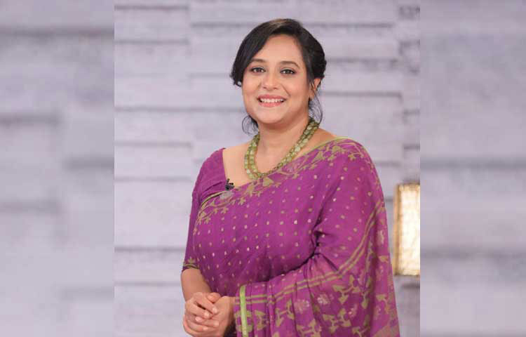 মেজেন্ডা রঙের জামদানি শাড়িতে অপরূপ লাগছে তাকে। ছবি: ফেসবুক থেকে