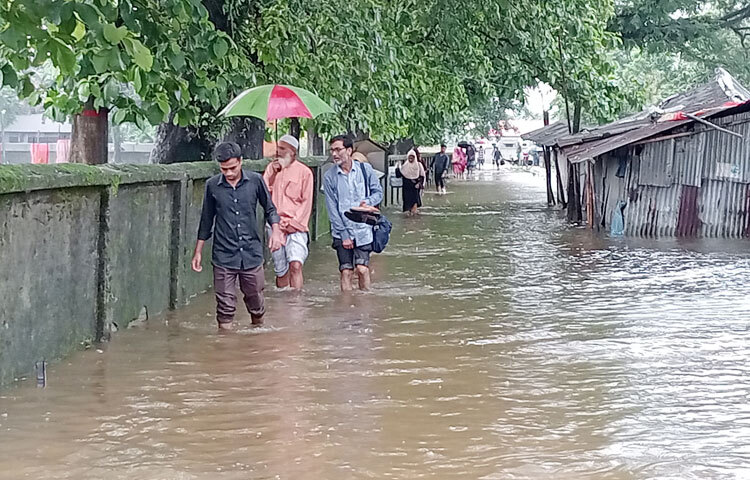 ভারতের চেরাপুঞ্জিতে ২০ জুন রাতে বৃষ্টি কম হয়েছে। ফলে উজানের পাহাড়ি ঢল নেমেছে কম। তাই সুনামগঞ্জের বন্যা পরিস্থিতির কিছুটা উন্নতি হয়েছে। এতে স্বস্তি ফিরেছে ভাটির জেলার মানুষের মনে। তবে দুর্ভোগ কমেনি বন্যাকবলিতদের। ছবি: লিপসন আহমেদ