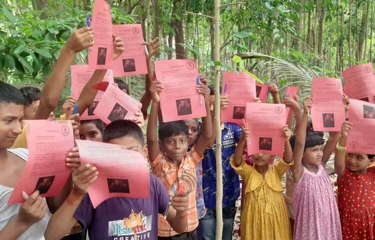 ক্লাস শেষে শিশুদের উৎসাহ দিতে বই, খাতা, কলমসহ দেওয়া হয় বিভিন্ন রকম উপহার। ছবি: জাগো নিউজ
