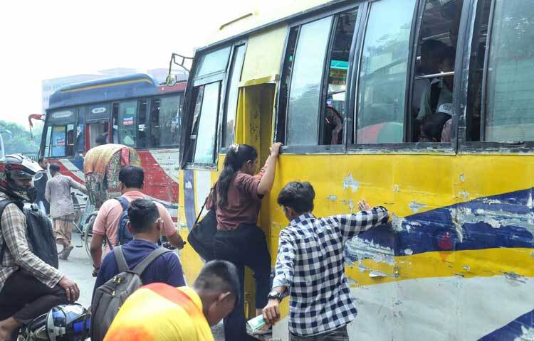 ধাক্কাধাক্কি করে বাসে উঠছেন সবাই। ছবি: মাহবুব আলম