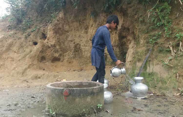 কুয়া থেকে পানি সংগ্রহ করছে এক শিশু। ছবি: এম মাঈন উদ্দিন