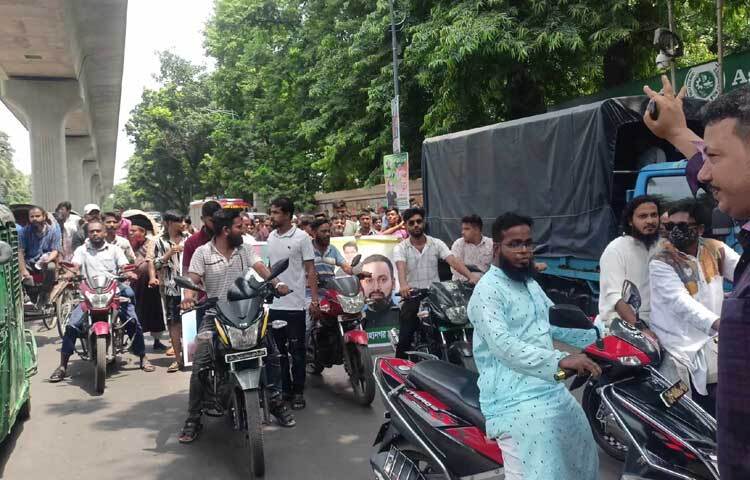 আওয়ামী লীগের ৭৫তম প্রতিষ্ঠাবার্ষিকী উপলক্ষে দূর-দূরান্ত থেকেও দলটির নেতাকর্মীরা বিভিন্ন যানবাহনে শাহবাগে জড়ো হয়েছেন। সেখান থেকে দলে দলে মিছিল নিয়ে সোহরাওয়ার্দী উদ্যানে প্রবেশ করছেন তারা। ছবি: বিপ্লব দীক্ষিত