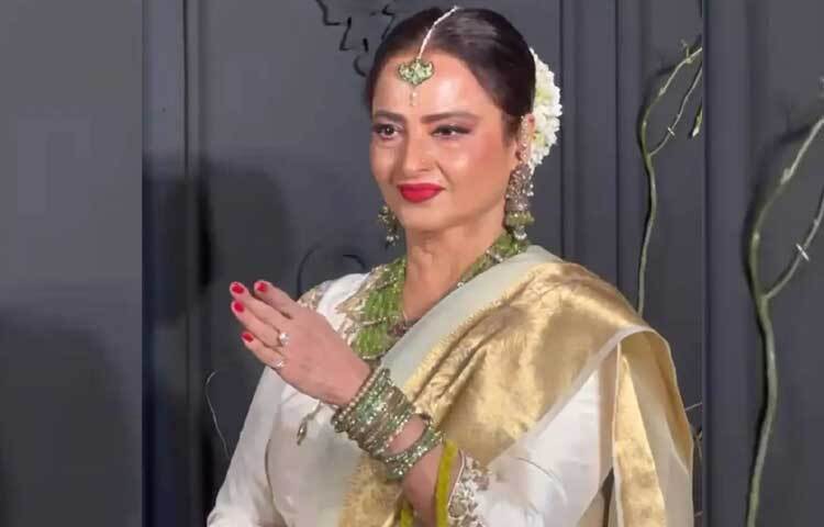 এদিন খোঁপায় গাঁজরা লাগিয়েছিলেন রেখা। ছবি: ফেসবুক থেকে