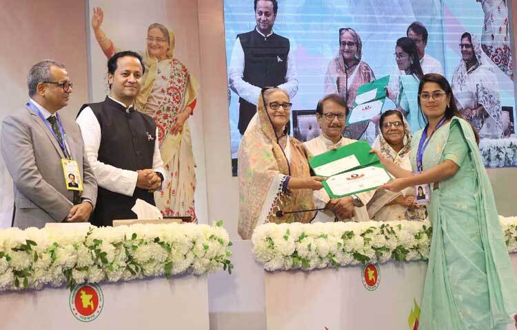 অনুষ্ঠানে বৃত্তিপ্রাপ্তদের অনুভূতি শোনেন প্রধানমন্ত্রী। ছবি: ইয়াসিন কবির জয়