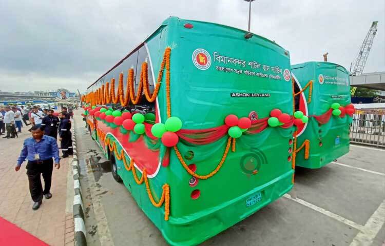 বিআরটিসির কারিগরি দক্ষতায় তৈরি বিশেষ এই বাসটি সম্পূর্ণ শীতাতপ নিয়ন্ত্রিত, যাত্রীদের জন্য পর্যাপ্ত লাগেজ পরিবহনের সুবিধা, পর্যাপ্ত নিরাপত্তা ব্যবস্থা, ফ্রি ওয়াইফাই, প্রবীণ ও বিশেষ চাহিদা সম্পন্ন ব্যক্তিদের বাসে উঠা নামার ব্যবস্থা রয়েছে।  ছবি: মাহবুব আলম