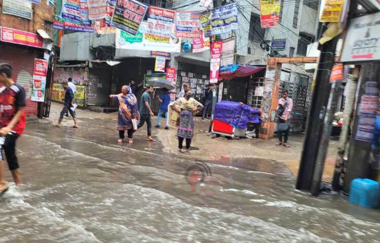 বৃষ্টির পানিতে তলিয়ে গেছে নগরের অলিগলিসহ প্রধান সড়কও। ছবি: রায়হান আহমেদ