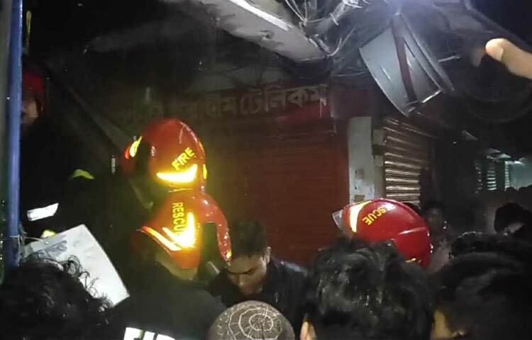 চট্টগ্রামের রিয়াজউদ্দিন বাজারে চলতি বছরের ২ জানুয়ারি ও ৮ ফেব্রুয়ারি অগ্নিকাণ্ড সংঘটিত হয়। এরপর থেকে ওই এলাকায় বড় দুর্ঘটনা ও প্রাণহানির আশঙ্কা করছিল ফায়ার সার্ভিস। ওই ঘটনার পাঁচ মাসের মাথায় ২৭ জুন দিবাগত রাতে অগ্নিকাণ্ডে তিনজনের মৃত্যু হয়। ছবি: জাগো নিউজ